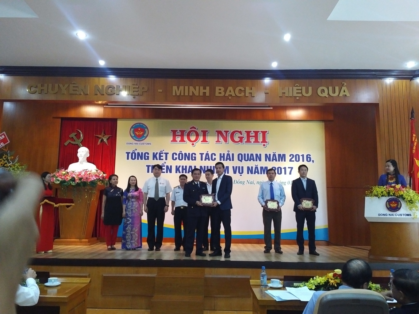 Đồng chí Nguyễn Đức Hùng – Phó giám đốc chi nhánh Miền Nam nhận kỷ niệm chương từ Cục Hải quan Đồng Nai