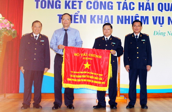 Phó Tổng cục trưởng Tổng cục Hải quan Nguyễn Công Bình trao cờ thi đua của Bộ Tài chính cho Cục Hải quan Đồng Nai