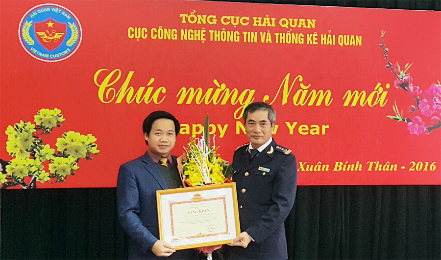 Ông Nguyễn Văn Khiêm - Giám đốc công ty Thái Sơn nhận bằng khen của Bộ Tài Chính